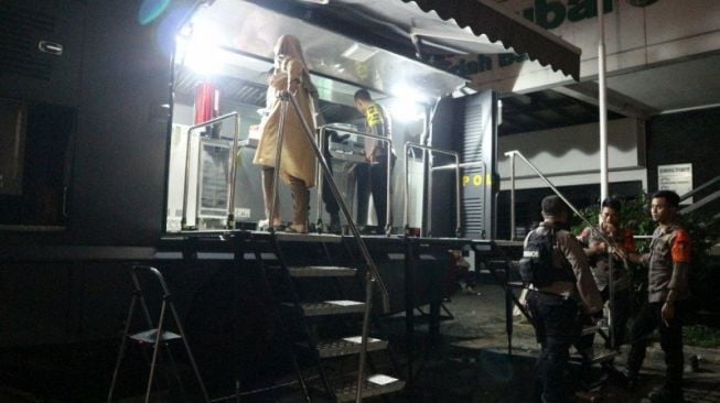 Mobil dapur umum Brimob beroperasi di kawasan Kemang sejak Rabu malam (1/1/2020) [ANTARA Foto].