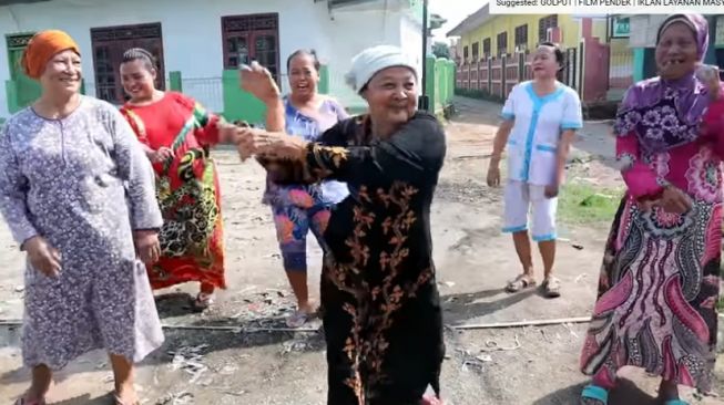 Aksi kocak tiga nenek joget Dance Monkey. (Tangkapan layar YouTube/Pasir Ampo Pictures)