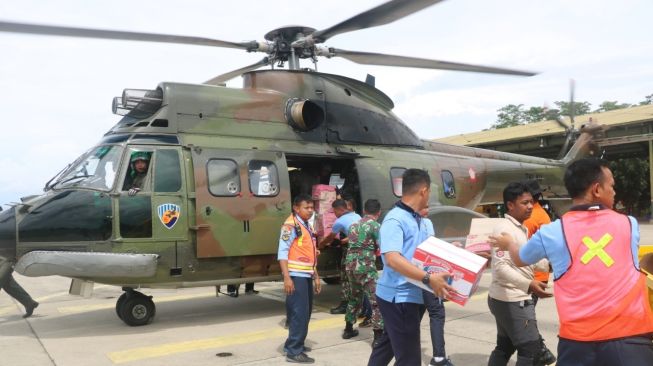 Heli TNI AU Dikerahkan untuk Distribusi Logistik Korban Banjir di Bogor