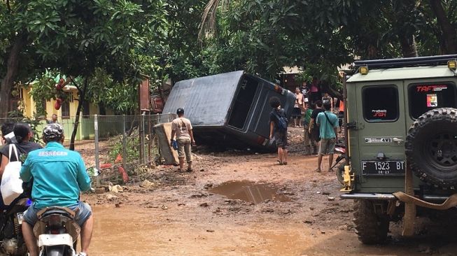 Evakuasi mobil banjir oleh komunitas jip [Suara.com/Muhammad Yacub].