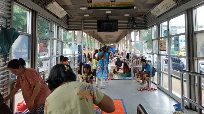 Penampakan korban banjir di Rawa Buaya yang mengungsi di Halte TransJakarta Jembatan Baru. (Suara.com/Fakhri).