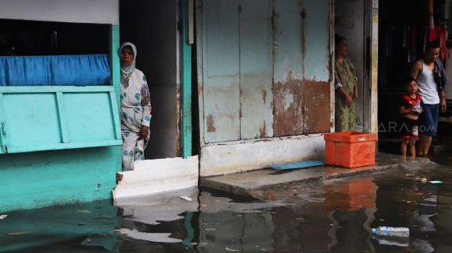 Suasana di kawasan Teluk Gong, Penjaringan, Jakarta Utara, yang masih terendam banjir pada Sabtu (4/1/2020). [Suara.com / Alfian Winanto]