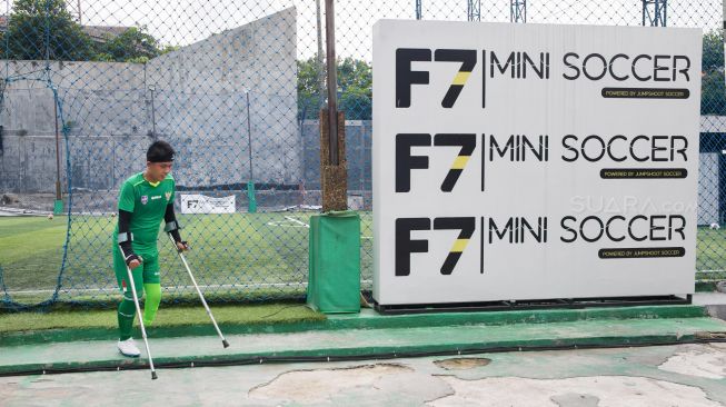 Tim sepak bola Garuda INAF yang beranggotakan penyandang disabilitas sedang berlatih di lapangan baru di Cilandak,  Jakarta Selatan, Sabtu (04/01).  [Suara.com/Alfian Winanto]