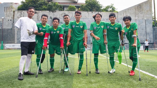 Tim sepak bola Garuda INAF yang beranggotakan penyandang disabilitas berfoto bersama di lapangan baru di Cilandak,  Jakarta Selatan, Sabtu (04/01).  [Suara.com/Alfian Winanto]