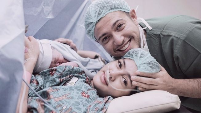 Bahagia Rifky Balweel dan Biby Alraen menyambut anak laki-laki mereka. [Instagram]