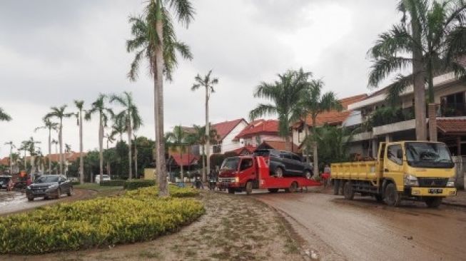 Warga memanfaatkan jasa derek gendong (towing) untuk membawa mobil ke tempat servis dari Perumahan Kemang Pratama di Bekasi, Jawa Barat, Kamis (2/1/2020). Kawasan ini dilanda banjir setinggi lebih dari 1,5 meter pada hari pertama di tahun 2020 [ANTARA FOTO/Paramayuda/wsj].