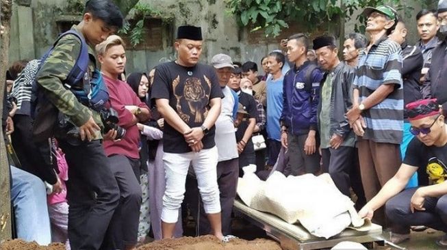 Sule bersama Rizky Febian, Putri Delila dan masyarakat di acara pemakaman Lina Jubaidah di kawasan Bandung, Jawa Barat, Sabtu (4/1/2020). [Instagram Antaranews.com]