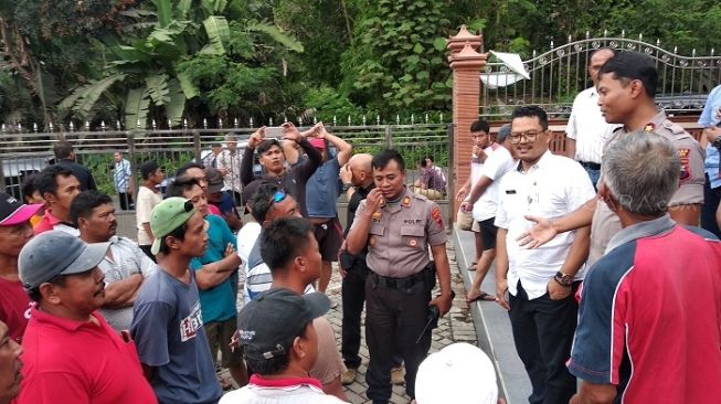 Kapolres Klaten, AKBP Wiyono Eko Prasetyo memberi arahan kepada warga terkait izin beroperasinya pabrik pengolahan pasir di perbatasan wilayah Kabupaten Klaten dan Sleman, Sabtu (4/1/2020). (SuaraJogja.id/Muhammad Ilham Baktora).