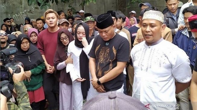 Sule bersama Rizky Febian, Putri Delila dan masyarakat di acara pemakaman Lina Jubaidah di Bandung, Sabtu (4/1/2020). [Instagram Antaranews.com]