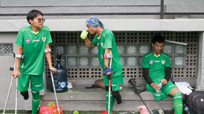 Tim sepak bola Garuda INAF beristirahat usai berlatih di lapangan baru di Cilandak,  Jakarta Selatan, Sabtu (04/01).  [Suara.com/Alfian Winanto]