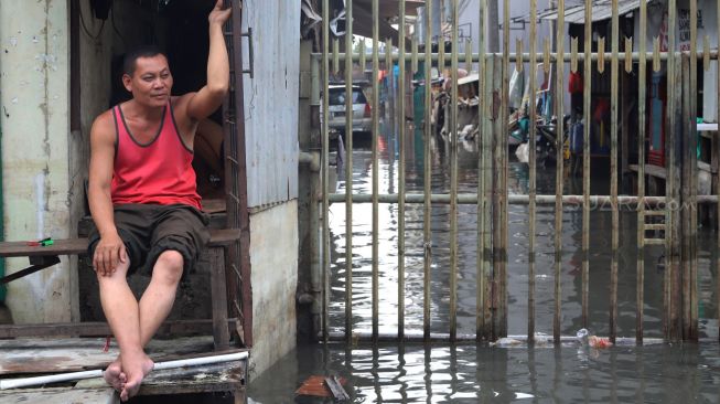 Aktivitas sebagian warga di kawasan Teluk Gong, Penjaringan, Jakarta Utara, yang masih terendam banjir pada Sabtu (4/1/2020). [Suara.com / Alfian Winanto]