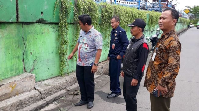 Tanggul di Kawasan Pluit Retak, Kapal Dilarang Mendekat