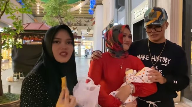 Liburan Bersama, Ini Kenangan Manis Lina Mantan Istri Sule Bersama Keluarga. (YouTube/Putri Delina)