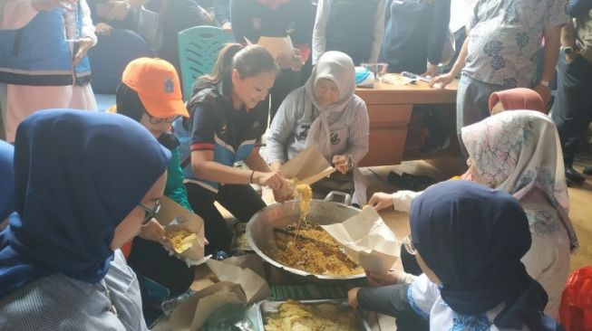 Makan Ransum Bareng Istri Mensos di Posko Banjir, Yati Mahfud MD: Sedap