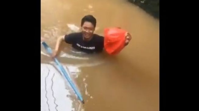 Aksi Pria Tangerang Terjang Banjir untuk Antar Bantuan Makanan ke Temannya