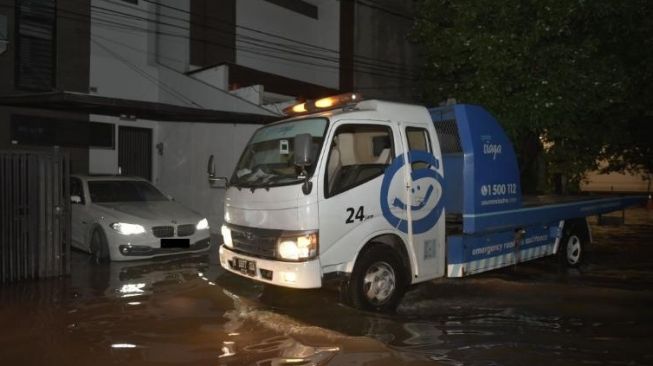 Evakuasi mobil banjir yang dilakukan oleh Garda Siaga, Asuransi Astra. Sebagai ilustrasi [Dok Asuransi Astra].