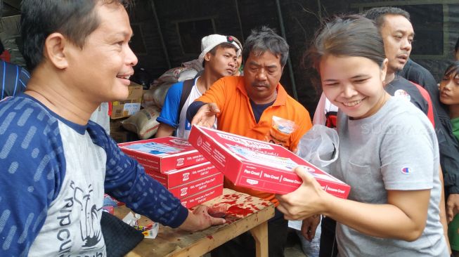 Sekotak Pizza untuk Korban Banjir Kampung Pulo, Ada 1.000 Loyang