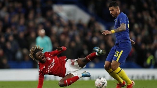 Gelandang Nottingham Forest Alex Mighten (kiri) mendapatkan tekel dari pemain Chelsea Emerson Palmieri saat laga babak ketiga Piala FA di Stamford Bridge. Adrian DENNIS / AFP