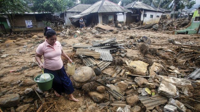 Kondisi Desa terdampak longsor dan banjir bandang di Desa Adat Urug, Kecamatan Sukajaya, Kabupaten Bogor, Jawa Barat, Sabtu (4/1). [ANTARA FOTO/Yulius Satria Wijaya]