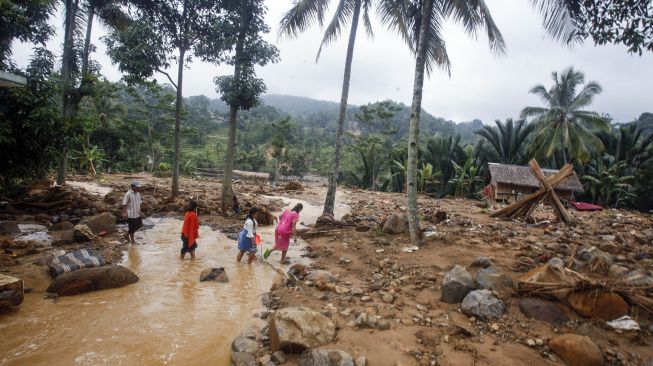 Kondisi Desa terdampak longsor dan banjir bandang di Desa Adat Urug, Kecamatan Sukajaya, Kabupaten Bogor, Jawa Barat, Sabtu (4/1). [ANTARA FOTO/Yulius Satria Wijaya]