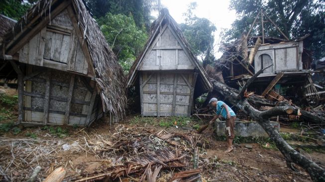 Warga menyelamatkan padi tersisa dari dampak longsor dan banjir bandang di Desa Adat Urug, Kecamatan Sukajaya, Kabupaten Bogor, Jawa Barat, Sabtu (4/1). [ANTARA FOTO/Yulius Satria Wijaya]