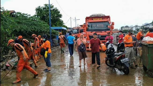 Meski Diguyur Hujan, Warga dan Mahasiswa Kerja Bakti Bersihkan Sisa Banjir