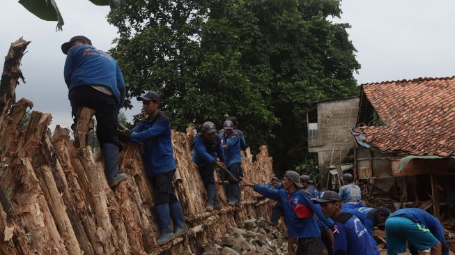 Pembangunan Tanggul Sementara Kali Pesanggrahan