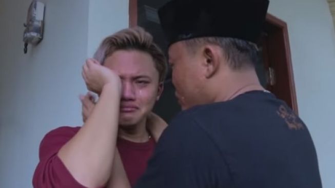 Sule menenangkan putra sulungnya, Rizky Febian [YouTube/SULE Channel]