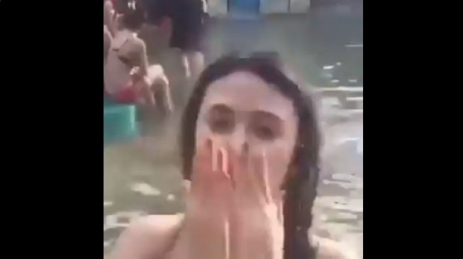Viral, Video Wanita Santai Berbikini di Tengah Banjir