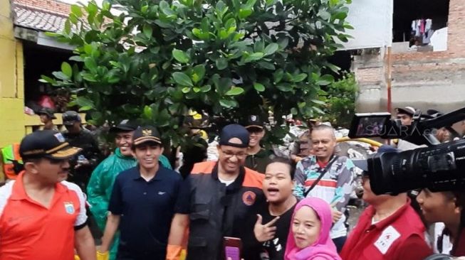 Heboh Warga Teriak Gubernur Rasa Presiden, Anies Cengar-cengir