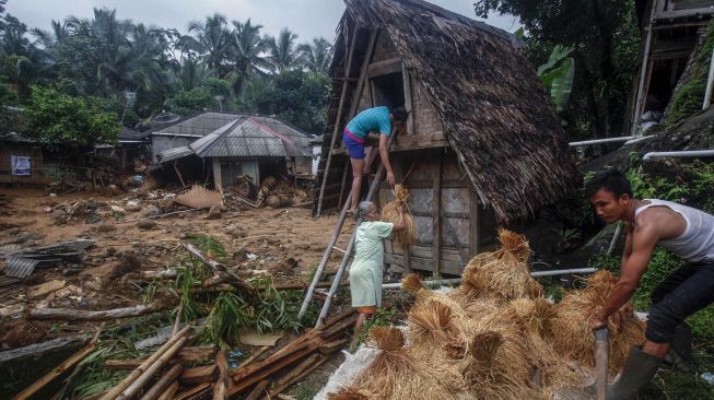 Kondisi Desa terdampak longsor dan banjir bandang di Desa Adat Urug, Kecamatan Sukajaya, Kabupaten Bogor, Jawa Barat, Sabtu (4/1). [ANTARA FOTO/Yulius Satria Wijaya]