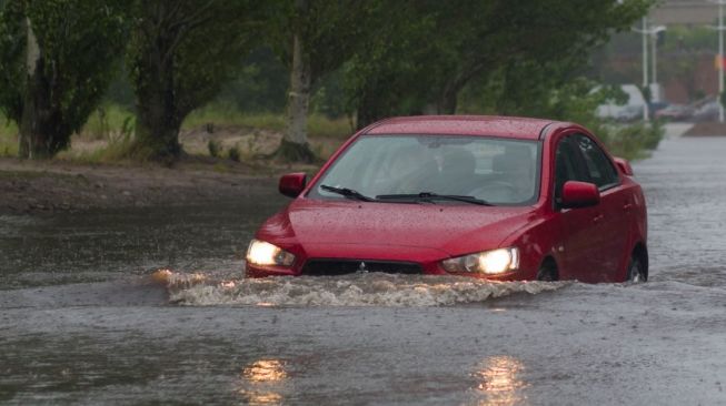 Supaya Gak Mogok di Jalan, Ini Cara Mengendarai Mobil Saat Menerobos Banjir