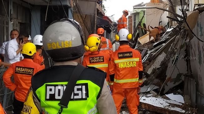 Anjing Pelacak Dikerahkan Pastikan Ruko Alfamart Roboh Tak Ada Korban Lagi