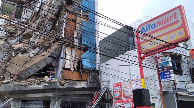 Ruko Alfamart yang roboh di Slipi, Jakarta Barat, Senin (6/1). [Suara.com/Stephanus Aranditio]