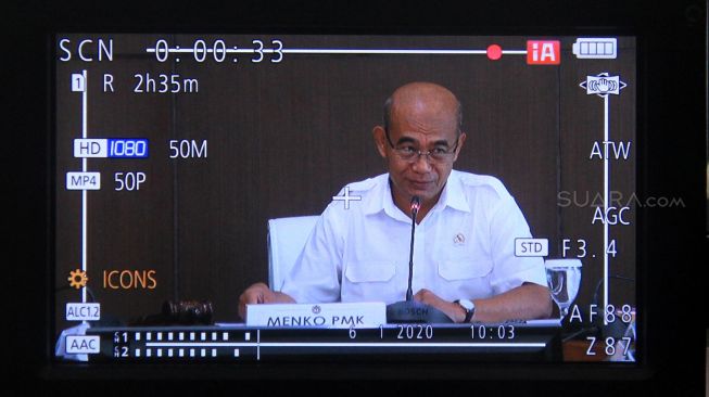 Menteri Koordinator Bidang Pembangunan, Manusia dan Kebudayaan (PMK) Muhadjir Effendy menggelar rapat koordinasi guna membahas kenaikan tarif BPJS Kesehatan yang mulai diterapkan awal tahun ini di Kemenko PMK, Jakarta, Senin (6/1). [Suara.com/Oke Atmaja]