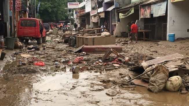 Sampah Akibat Banjir di Bekasi Capai 6.000 Ton