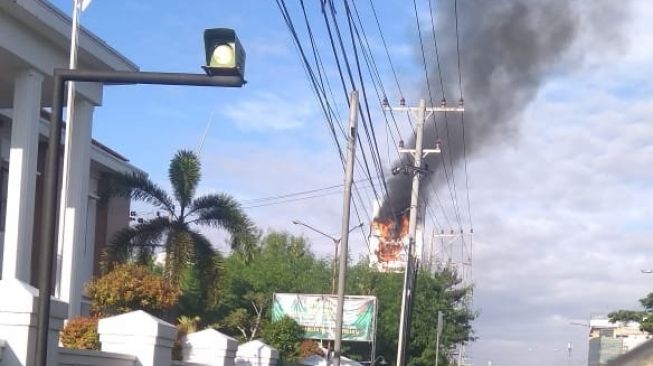 Diduga Korsleting, Baliho di Ringroad Selatan Yogyakarta Terbakar