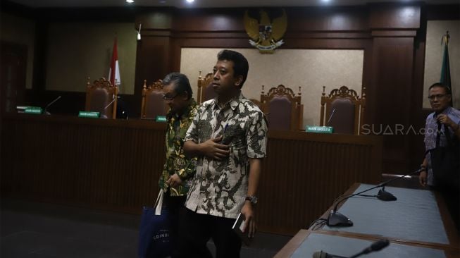 Terdakwa kasus suap jual beli jabatan di lingkungan Kementerian Agama Romahurmuziy meninggalkan ruangan usai menjalani sidang tuntutan di Pengadilan Tipikor Jakarta Pusat, Jakarta, Senin (6/1). [Suara.com/Angga Budhiyanto]