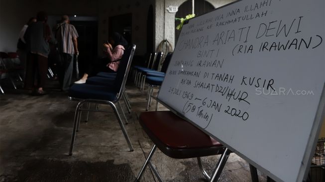 Suasana di rumah duka Almarhumah Ria Irawan di Jalan Anggrek Lestari Blok N, Lebak Bulus, Jakarta Selatan, Senin (6/1). [Suara.com/Angga Budhiyanto]