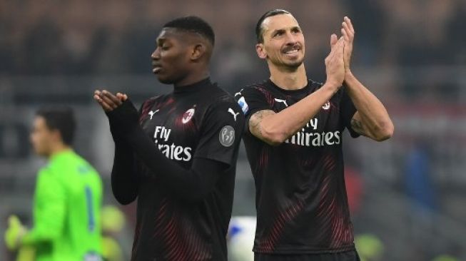 Striker AC Milan Zlatan Ibrahimovic dan Rafael Leao memberikan aplaus setelah bermain imbang 0-0 menghadapi Sampdoria, San Siro stadium in Milan. Miguel MEDINA / AFP