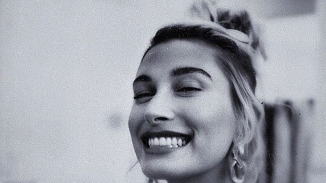 Panen Nyinyiran, Hailey Baldwin Bikin Klarifikasi tentang Jari Kelingking