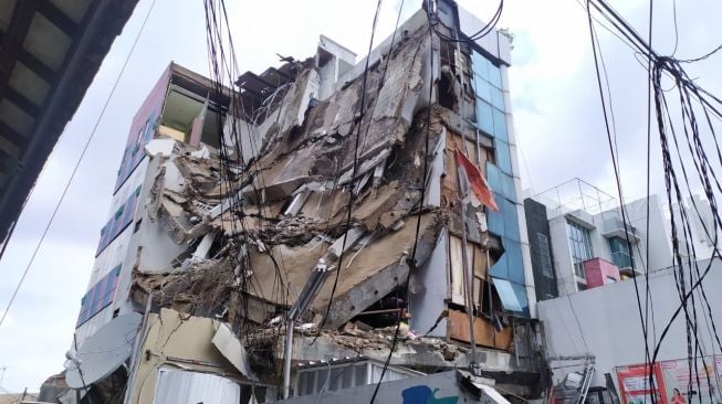 Ruko Alfamart roboh di Slipi, Jakarta Barat. (Suara.com/Tyo)