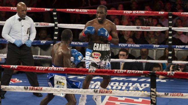 Petinju AS Terence Crawford (kanan) berduel dengan kompatriotnya Henry Lundy dalam kejuaraan tinju dunia kelas welter junior WBO di Madison Square Garden, New York, Sabtu (27/2/2016). [Shutterstock]