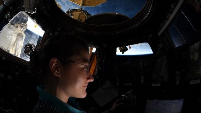 Astronot NASA, Christina Koch catatkan rekor paling lama dalam misi luar angkasa. [NASA]