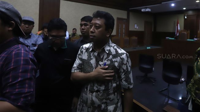 Terdakwa kasus suap jual beli jabatan di lingkungan Kementerian Agama Romahurmuziy meninggalkan ruangan usai menjalani sidang tuntutan di Pengadilan Tipikor Jakarta Pusat, Jakarta, Senin (6/1). [Suara.com/Angga Budhiyanto]

