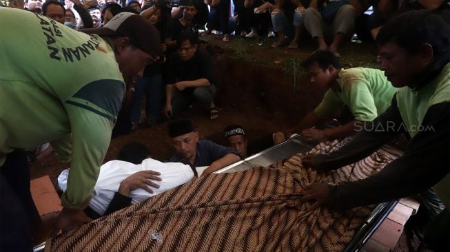 Suasana pemakaman aktris Chandra Ariati Dewi Irawan (Ria Irawan) di Tempat Pemakaman Umum (TPU) Tanah Kusir, Kebayoran Lama, Jakarta Seatan, Senin (6/1). [Suara.com/Angga Budhiyanto]