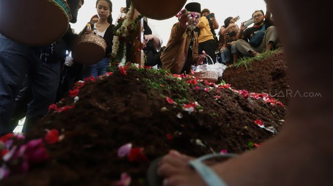 Suasana pemakaman aktris Chandra Ariati Dewi Irawan (Ria Irawan) di Tempat Pemakaman Umum (TPU) Tanah Kusir, Kebayoran Lama, Jakarta Seatan, Senin (6/1). [Suara.com/Angga Budhiyanto]