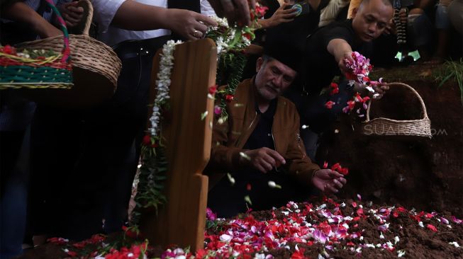 Suasana pemakaman aktris Chandra Ariati Dewi Irawan (Ria Irawan) di Tempat Pemakaman Umum (TPU) Tanah Kusir, Kebayoran Lama, Jakarta Seatan, Senin (6/1). [Suara.com/Angga Budhiyanto]