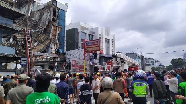 Ruko Alfamart Ambruk, Jalan Slipi ke Arah Tanah Abang Ditutup