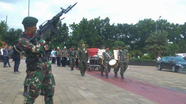 Prosesi militer pemakaman mantan Menteri Urusan Peranan Wanita Mien Sugandhi di Taman Makam Pahlawan Kalibata, Senin (6/1/2020). (Foto: Antara)